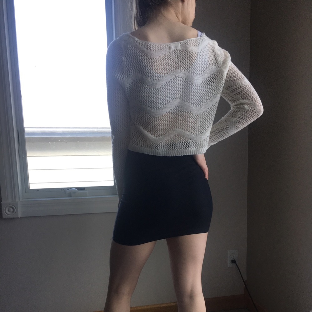 💥Host Pick💥Love Riche Open Knit Cropped Sweater Size Medium - Picture 3 of 7